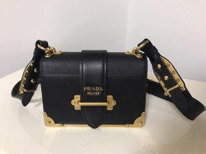 佛山回收普拉达名牌包包