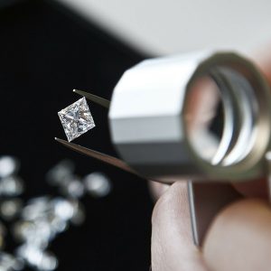 分辨出钻石瑕疵