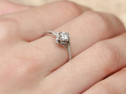 钻石戒指象征永恒不变的爱