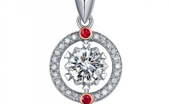 如何把钻石吊坠戴出不一样的感觉