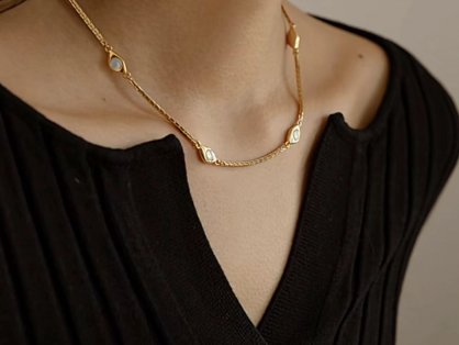 春季领口的珠宝搭配