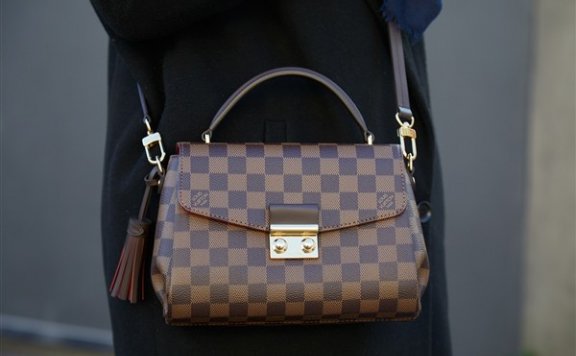 高仿LV包装只需30元，怎么破？阁下如何应对