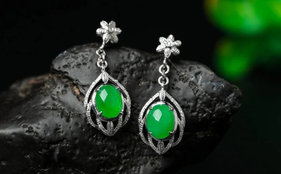 兑铺典当行邀大家品鉴翡翠饰品