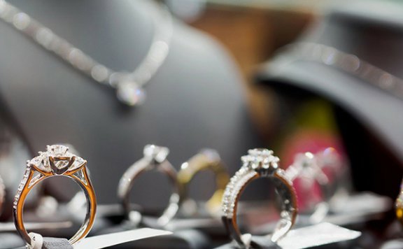 买钻戒还是买同等价值的黄金好呢